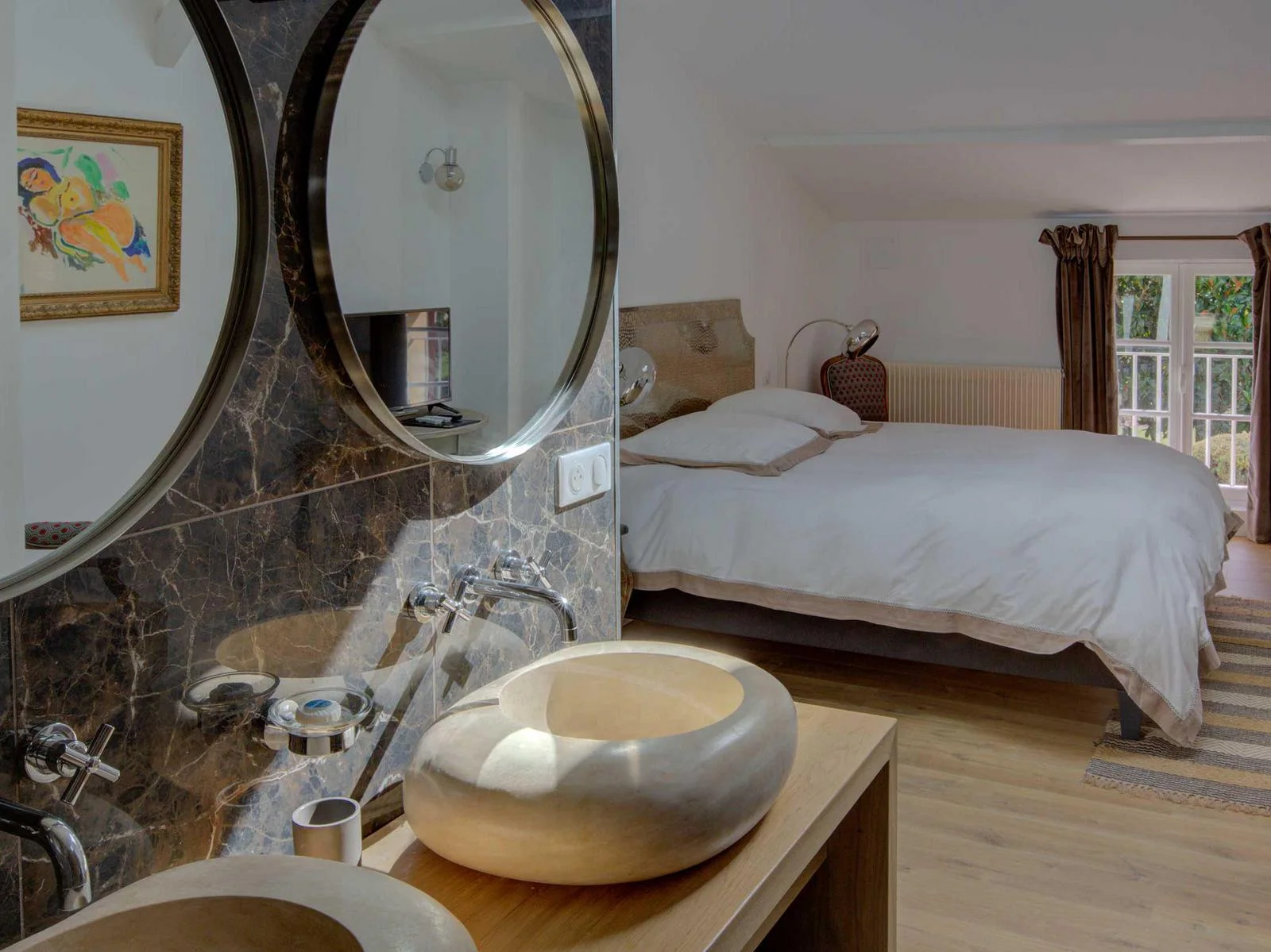 Lit et aménagement de la chambre Grand Cru au Palanquey