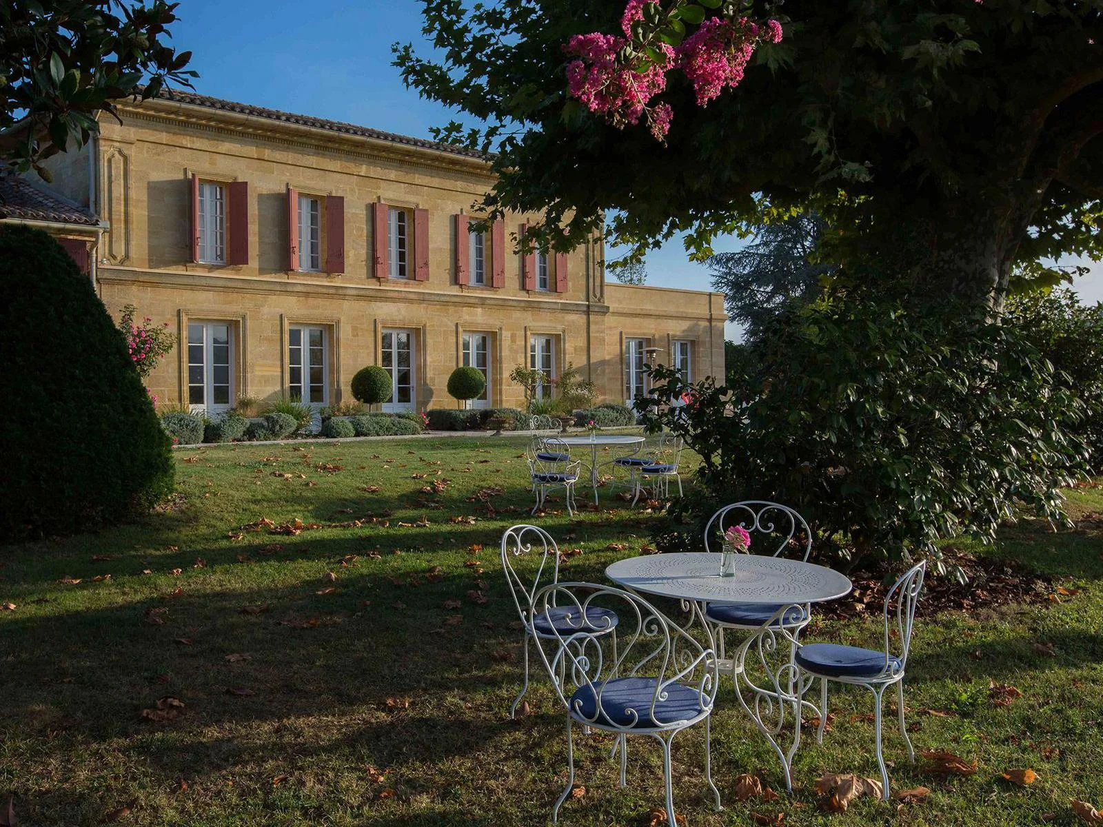 Le jardin devant le Château du Palanquey