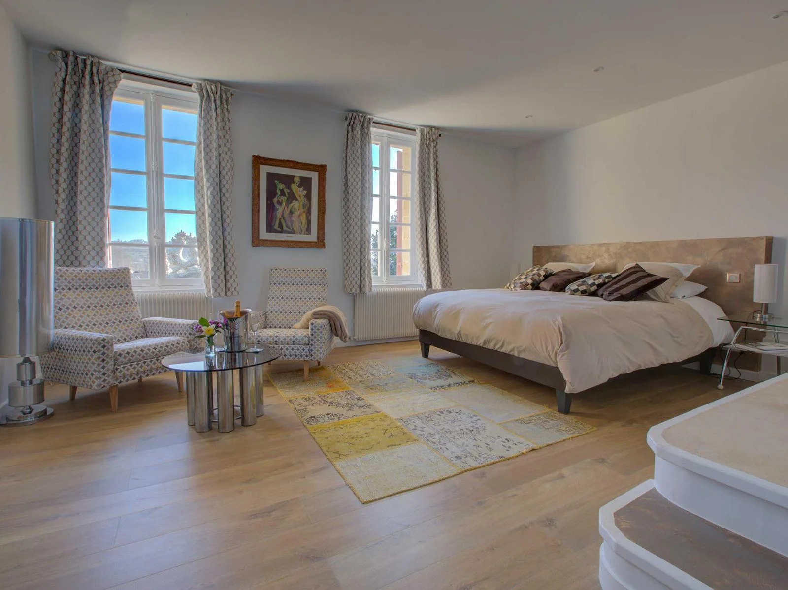 Lit et décoration de la Suite Château au Palanquey