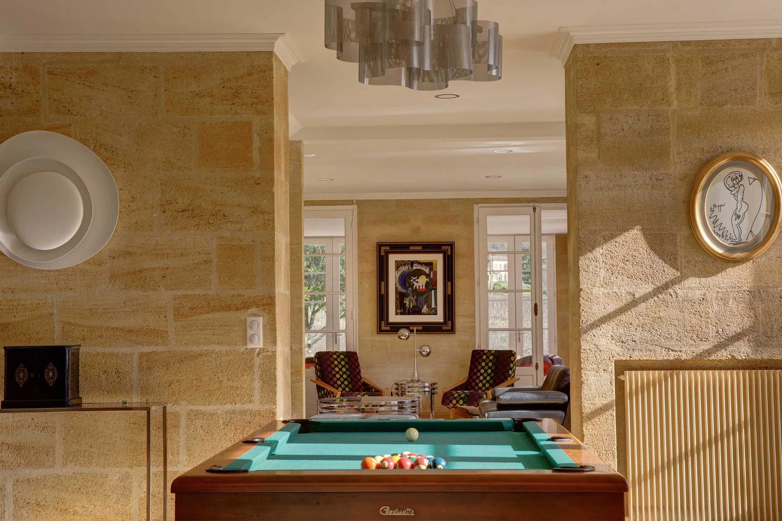 Le billard du Château du Palanquey avec les salons en arrière-plan