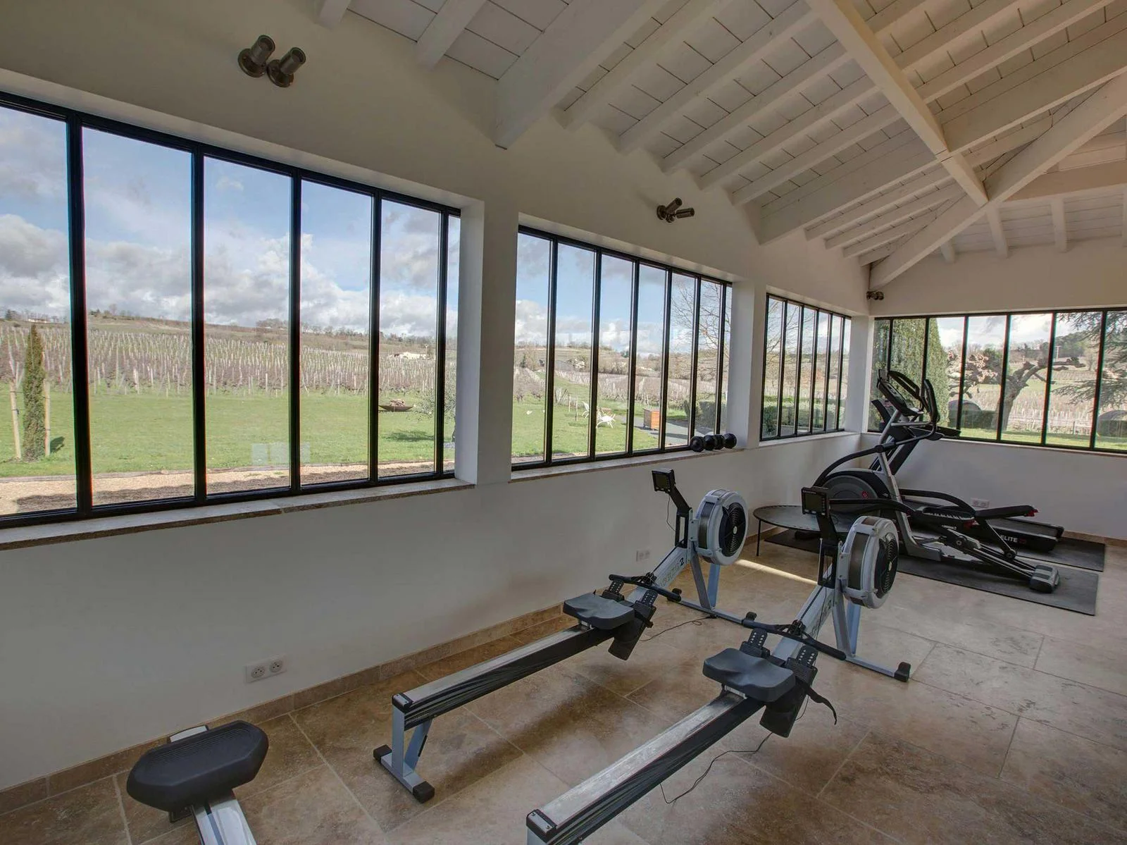 Salle de fitness du Palanquey avec vue sur les vignes