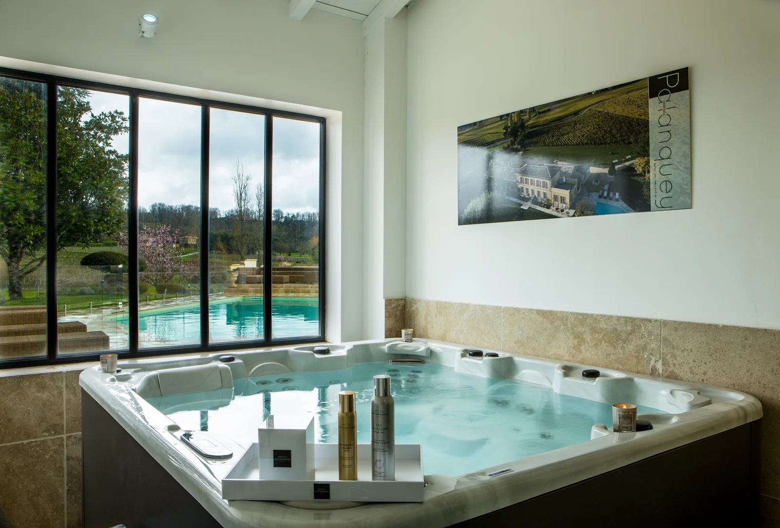 Jacuzzi du spa ouvert sur le jardin du Palanquey